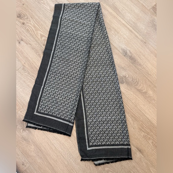 NWOT Michael Kors Scarf - Picture 1 of 5